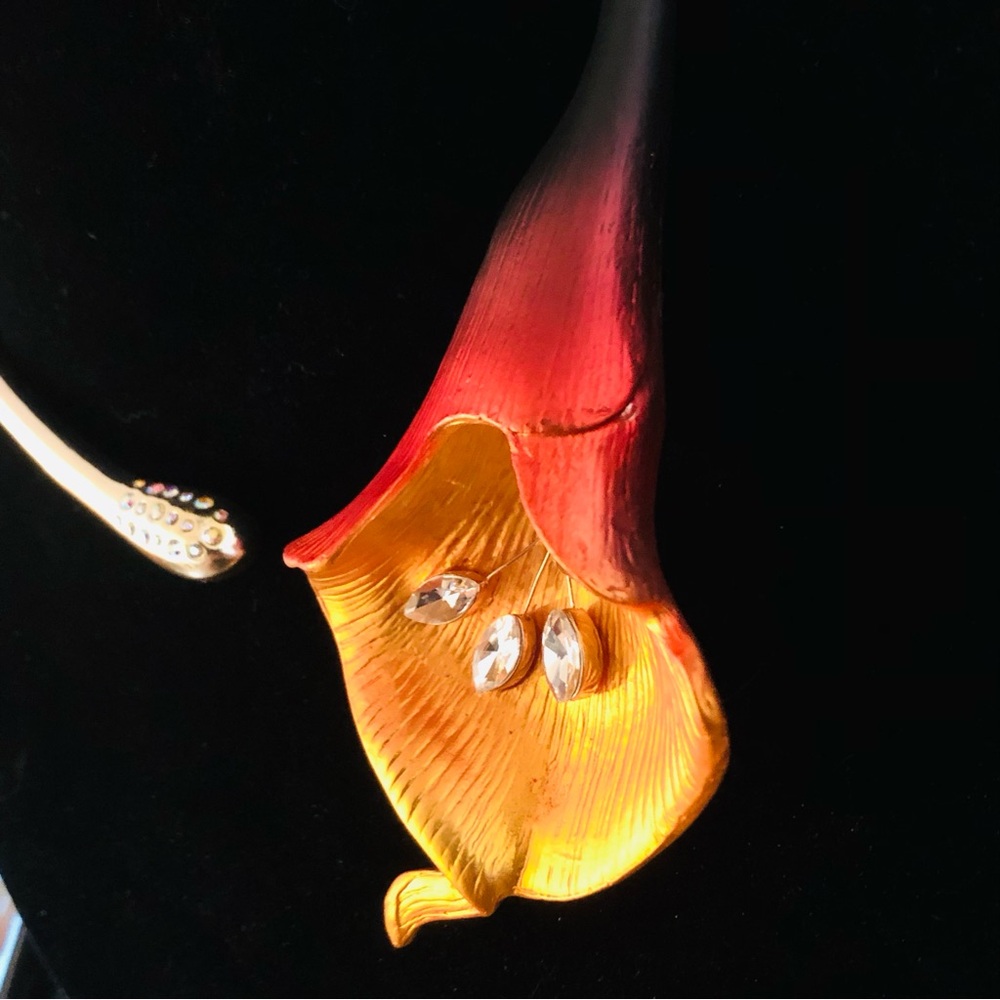 Authentic Betsey Johnson Necklace - Gold Plated Calla Lily Hinge Statement NWT - Picture 6 of 14